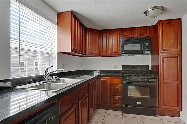 841 Washington Ave — Photo 9