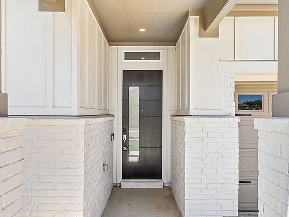 2nd image of 214 San Saba Dr