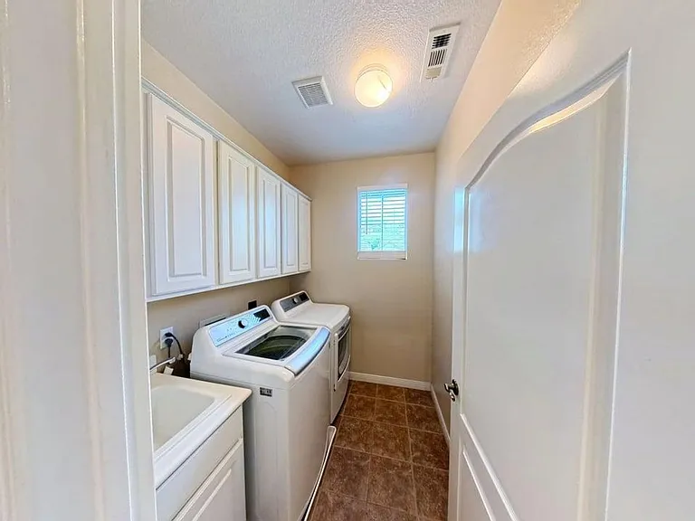 7912 E Hampshire Rd — Photo 12