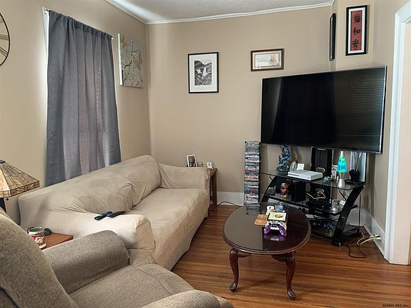 3rd image of 11 Hoyt Ave