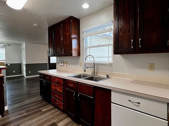 5th image of 810 Stewart St APT A