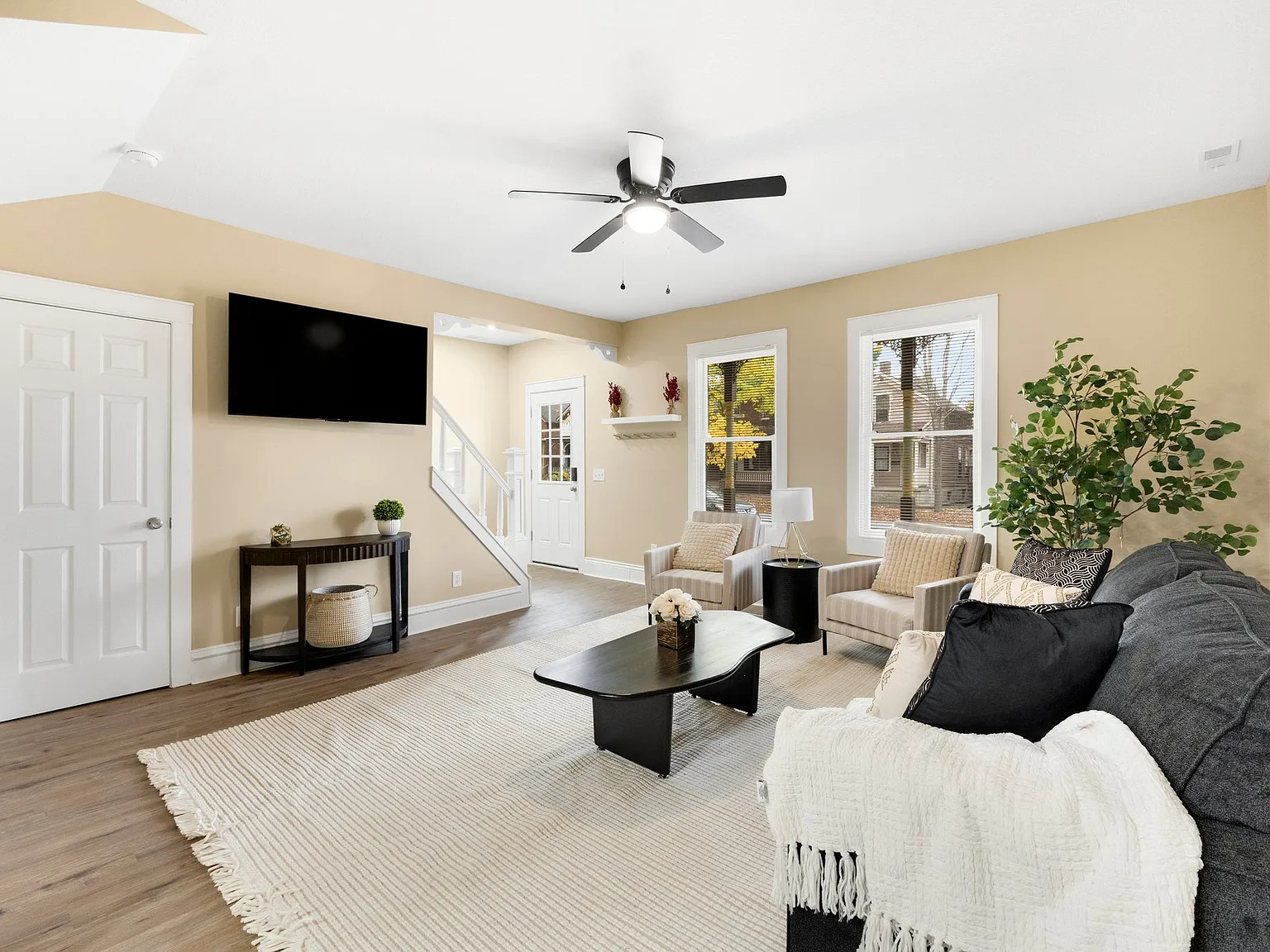 2 bed, 1043 sqft, $2,500 — Photo 2