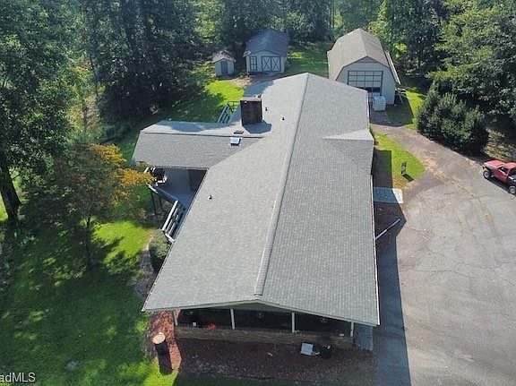 3rd image of 2082 Mountain Valley Church Rd