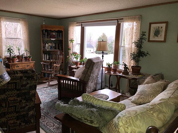 3rd image of 21 Village Ln