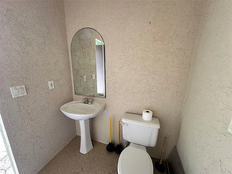 390 Kenova St — Photo 14