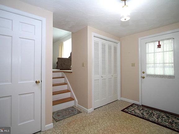 4th image of 293 Douglas Dr