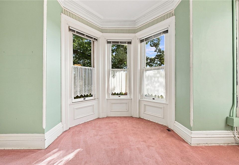 37th image of 904 Juliana St