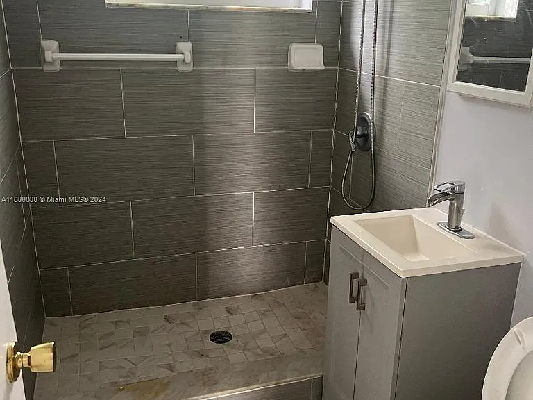 2419 Lincoln St #23B — Photo 3