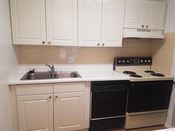 4th image of 1005 Queen Ann Dr