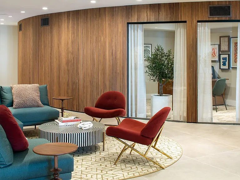 Leasing lobby