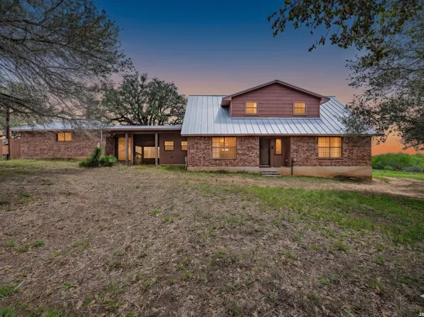 1271 County Road 119, Floresville, TX 78114