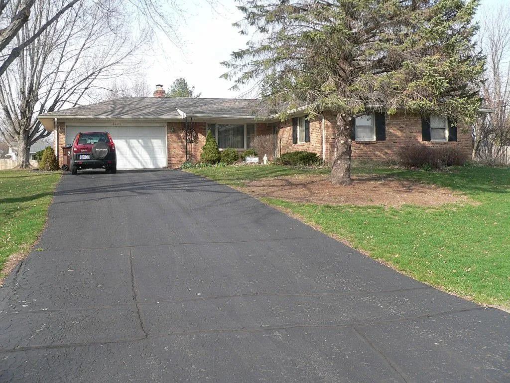 4404 Parkwood Dr photo 1