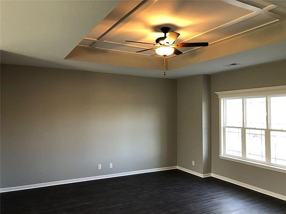 4th image of 402 NW Village Dr