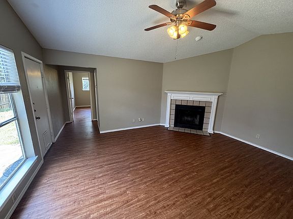 4th image of 6103 Parkwood Dr #B