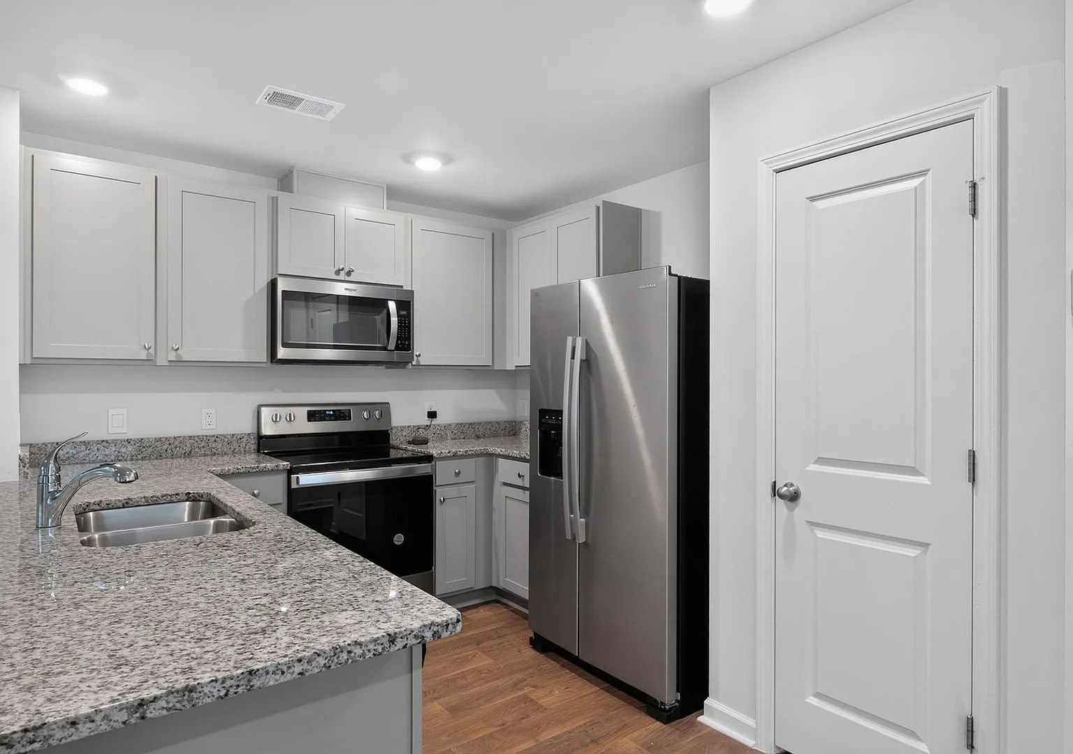 Spacious & Stylish 3BD/2.5BA Townhome in Bloomingdale — Photo 3