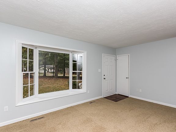 4th image of 414 Delvin Ln