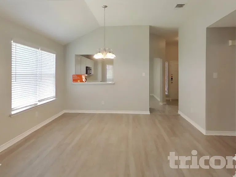 233 Amherst Dr — Photo 4