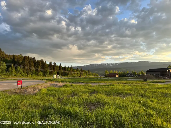 270 River Cir, Alpine, WY 83128