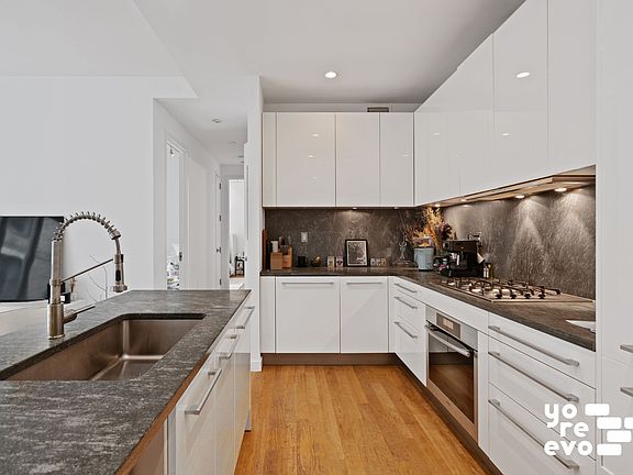 4th image of 4 W 21st St APT 7A