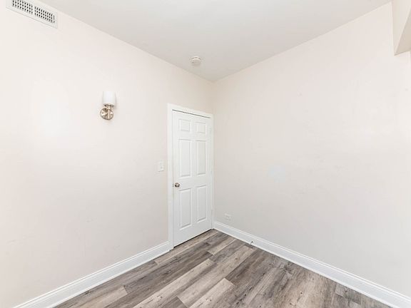 4th image of 1925 W Montrose Ave #3B