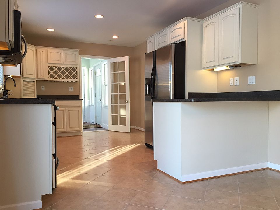 1st image of 2912 Silverhill Dr