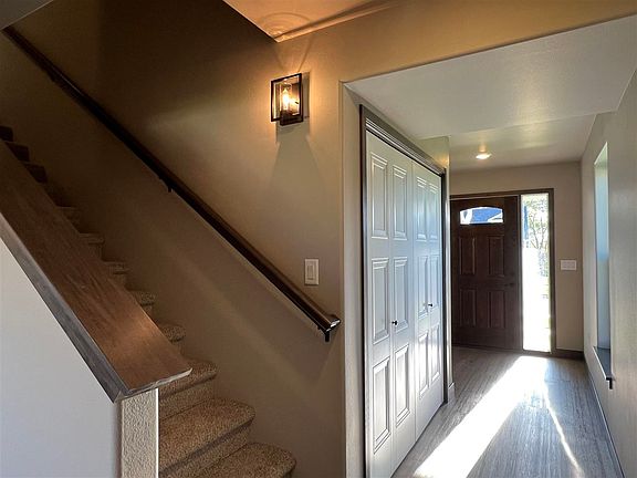 3rd image of 625 Creekside Dr