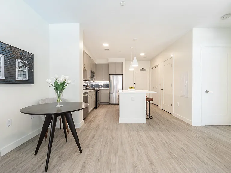 Holmes Beverly — Photo 15