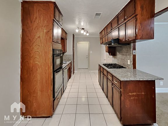 4th image of 1922 Briar Meadow Dr