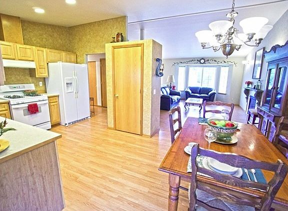 4th image of 8407 8th Pl NE