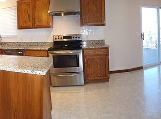 20 Oak Leaf Bluff Ct, Saint Charles, MO
