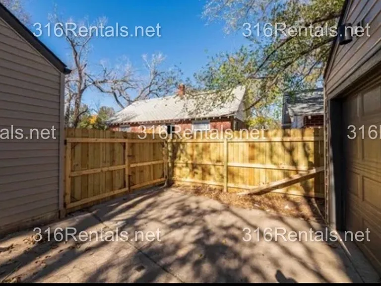 2116 S Mosley Ave — Photo 12