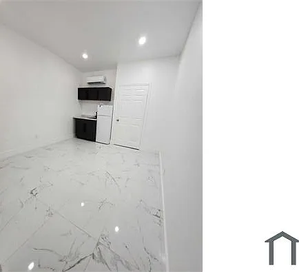 8142 New Kings Rd #4 — Photo 1