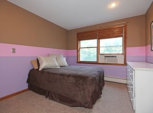 28 Hampden Pl, Windsor, CT 06095