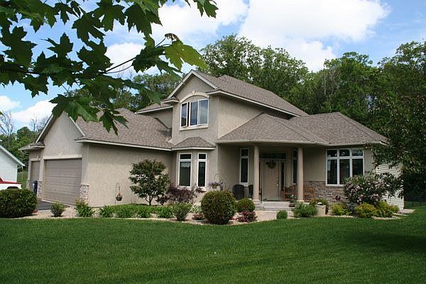 Front view of home, nice covered entry