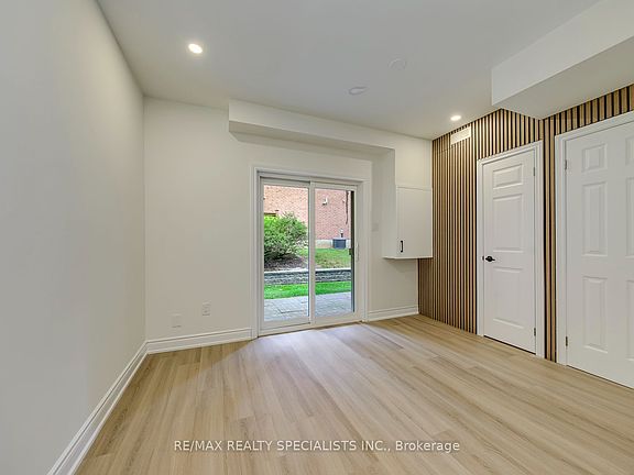 5th image of 2955 Thomas St #12
