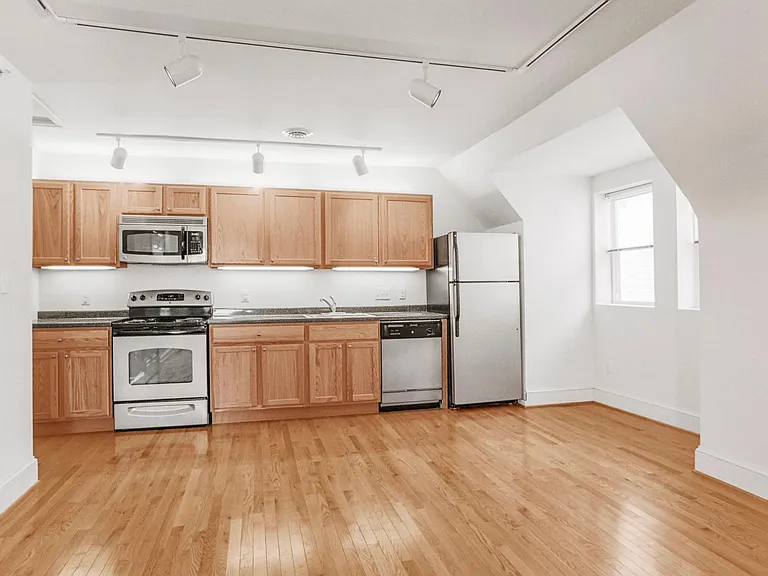400 Denniston St #31 — Photo 2