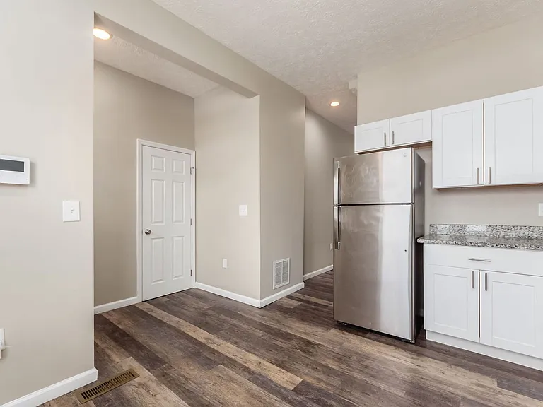 1363 Summit St — Photo 9