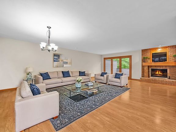 4th image of 1420 Towne Square Dr
