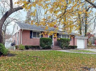 4 Lancaster Pl, Huntington Station, NY 11746