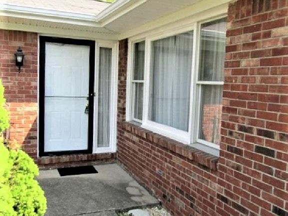 3rd image of 1701 Tanglewood Dr