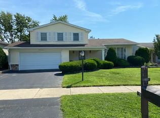 617 Newport Ave, Westmont, IL 60559