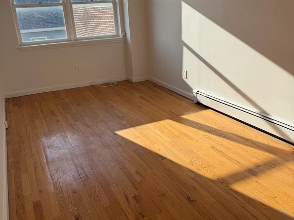 87-06 Queens Boulevard image 3 of 12