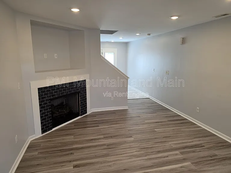 25 Barnett Shoals Dr — Photo 3