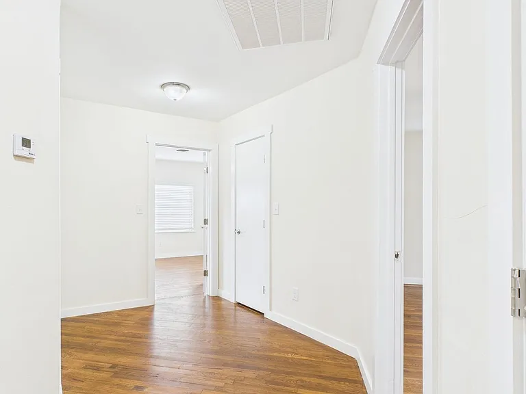 409 S Pear St — Photo 8