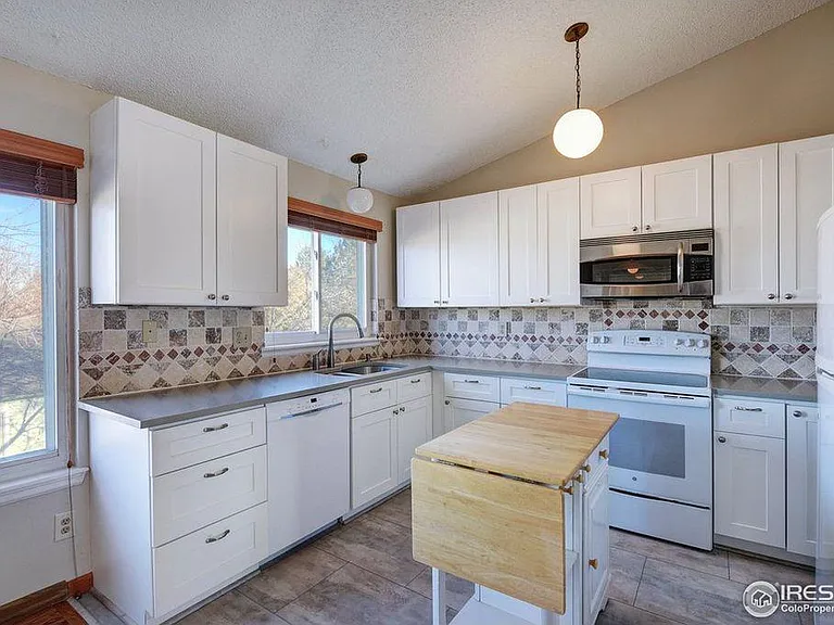 2208 Dogwood Cir — Photo 4