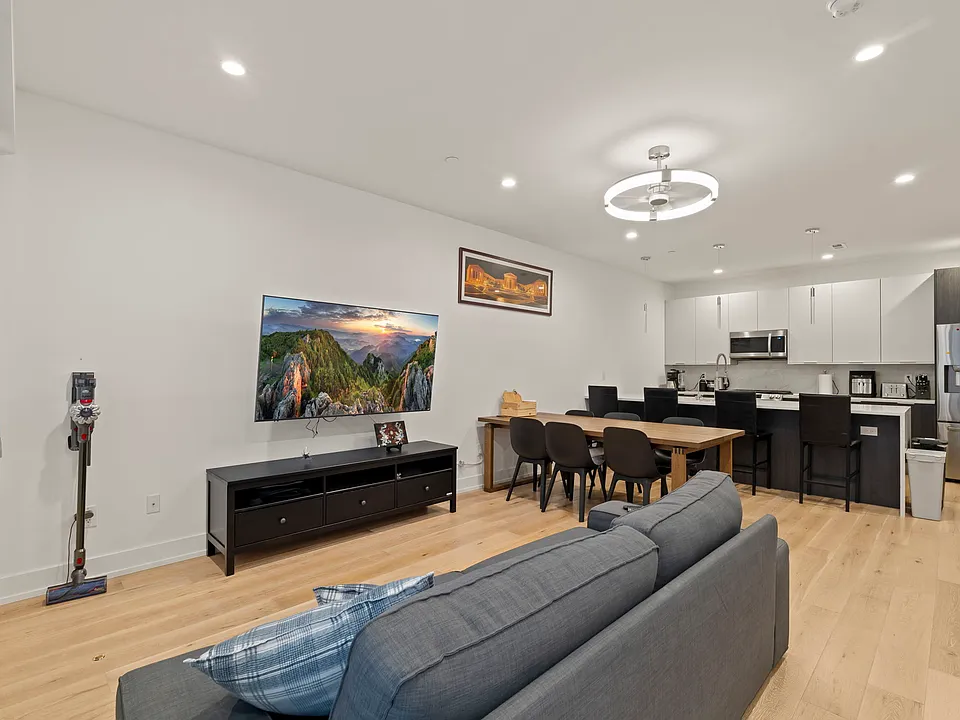 119 Greenwich St #8