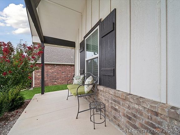 3rd image of 1418 E New Orleans Pl