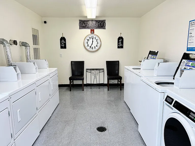 Free laundry (and hookups in apartment)