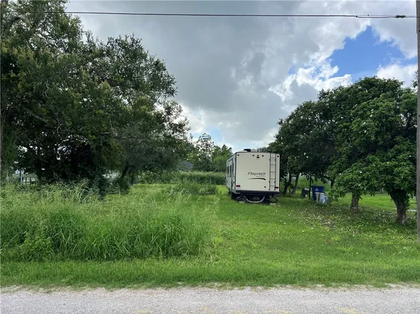 S 6th St, Mathis, TX 78368
