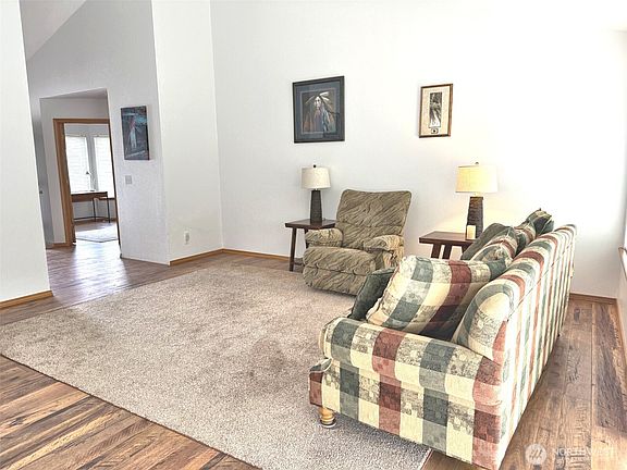 5th image of 567 Puffin Avenue NE